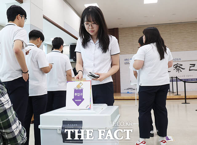 제21대 대통령 선거 사전투표 첫날인 29일 오후 경기 수원시 장안구 연무동 행정복지센터에 마련된 사전투표소를 찾은 수원 삼일공업고등학교 학생들이 생애 첫 대선투표를 하고 있다. /수원=임영무 기자