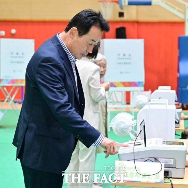 사전투표소에서 투표 용지를 받는 백영현 포천시장 /페이스북 갈무리