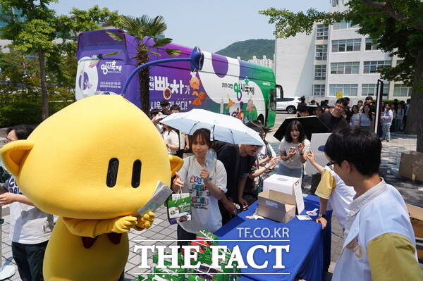 대전 0시 축제 홍보 차량인 빵차 시즌 2가 부산에서 운영되고 있는 모습./대전시