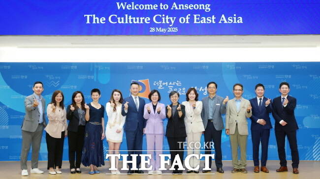 김보라(가운데) 안성시장이 지난 28일 안성시청을 방문한 마카오정부관광청장 등과 기념촬영을 하고 있다./안성시