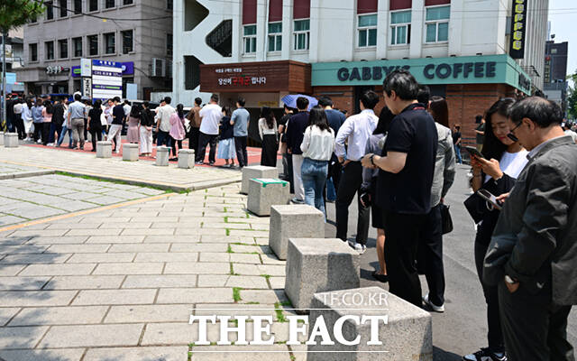 제21대 대통령선거 사전투표 첫날인 29일 서울 종로구 사직동 주민센터에 마련된 사전투표소를 찾은 시민들이 투표를 하기 위해 줄지어 서 있다. /이새롬 기자