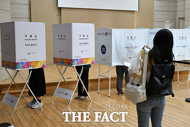 제21대 대통령선거 사전투표 첫날 투표하는 유권자들.
