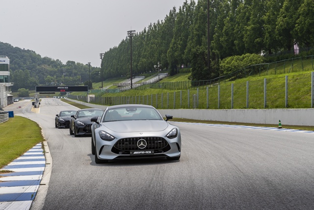 메르세데스-벤츠가 10년 만에 완전변경한 2세대 AMG GT를 국내에 선보이고, 지난 28일 경기 용인의 AMG 스피드웨이에서 트랙 시승 행사를 열었다. AMG GT 55 4MATIC+. /메르세데스-벤츠 코리아