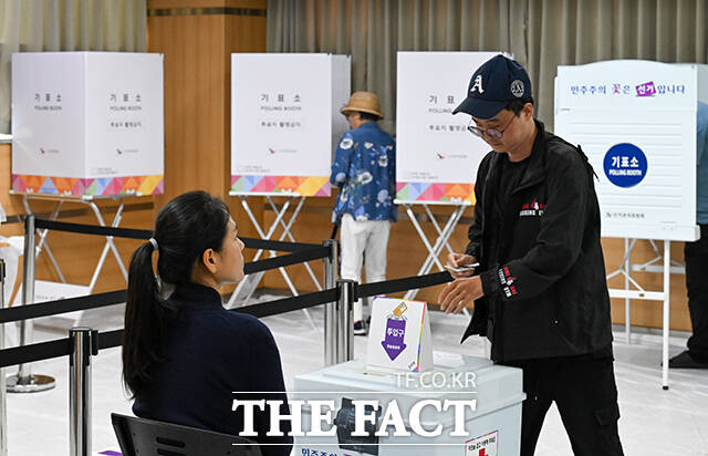 제21대 대통령선거 사전투표 첫날인 29일 오전 서울 서초구 서초1동 주민센터를 찾은 유권자들이 투표를 하고 있다. /장윤석 기자