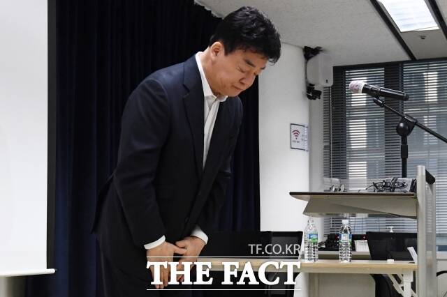백종원을 둘러싼 각종 논란은 좀체 사그라들지 않고 있다. 이번엔 MBC 교양 PD 출신 김재환 전 PD가 그를 욕쟁이라고 저격하면서 이슈 중심에 재소환됐다. /더팩트 DB