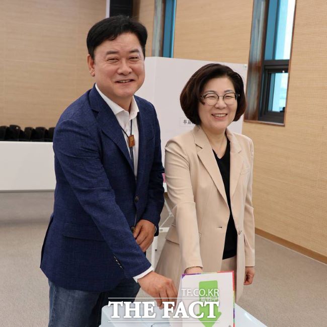 사전투표 하는 김보라 안성시장과 윤종군 민주당 국회의원(안성) /페이스북 갈무리
