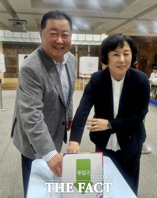 사전투표 하는 김경일 파주시장과 부인 /페이스북 갈무리
