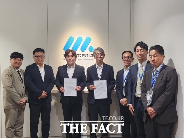 한양티에스와 일본 소재 제조회사 MAL 간 독점 판매 계약 체결 모습 /충남경제진흥원