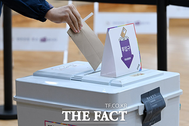 제21대 대통령선거 사전투표 첫날인 29일 오전 서울 서초구 반포1동 주민센터를 찾은 유권자들이 투표를 하고 있다. /남용희 기자