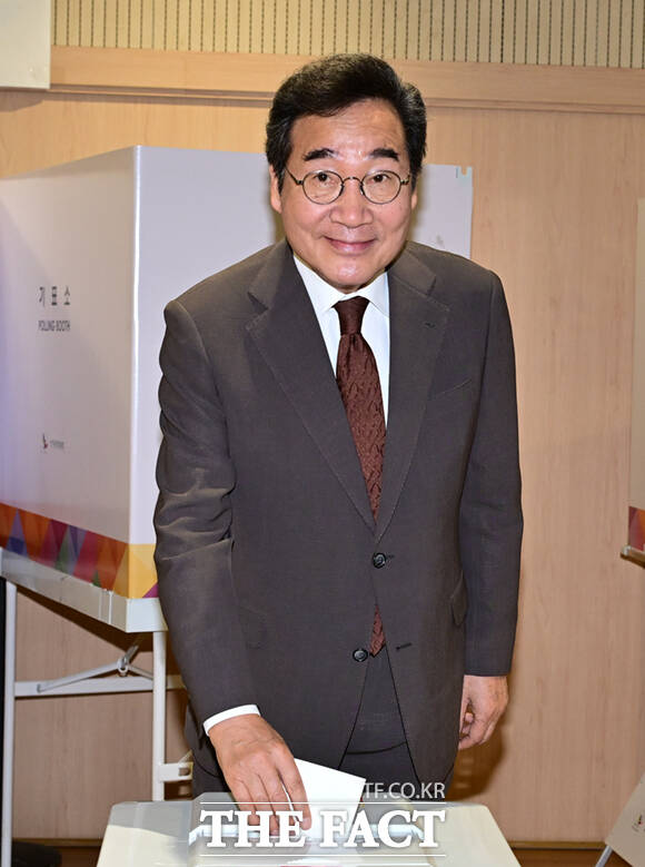 새미래민주당 상임고문인 이낙연 전 국무총리가 제21대 대통령선거 사전투표 첫날인 29일 오전 서울 종로구 사직동 주민센터에 마련된 사전투표소를 찾아 투표하고 있다. /이새롬 기자