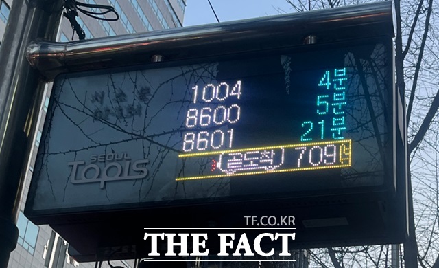 시민들이 버스를 편리하게 이용하도록 돕는 버스정보 안내 단말기가 진화하고 있다. /서울시