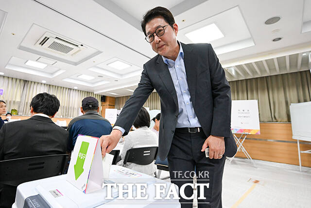 신동욱 국민의힘 의원이 제21대 대통령선거 사전투표 첫날인 29일 오전 서울 서초구 서초1동 주민센터에 마련된 투표소를 찾아 투표를 하고 있다. /장윤석 기자