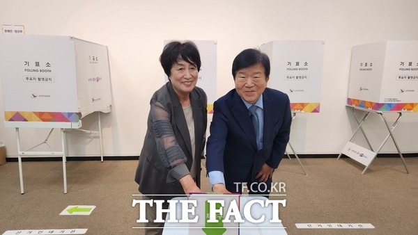 박병석 전 국회의장(오른쪽)이 29일 대전시청 1층 전시실에 마련된 둔산1동 사전투표소를 찾아 부인인 한명희 여사(왼쪽)와 투표를 하고 있다. /정예준 기자