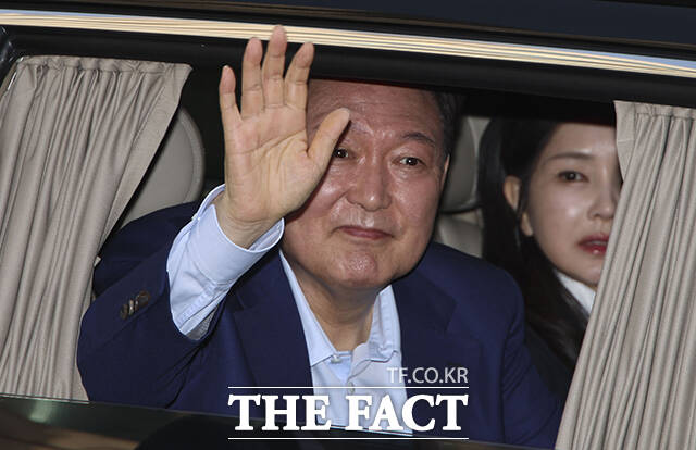 사법정의바로세우기시민행동(사세행)은 29일 특정범죄 가중처벌 등에 관한 법률 위반상 뇌물, 청탁금지법 위반 혐의로 윤 전 대통령과 김 여사, 전 씨 등을 공수처에 고발했다. /서예원 기자