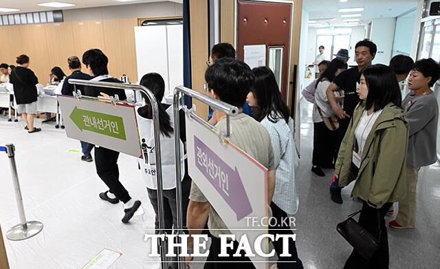 제21대 대통령선거(대선) 사전투표 첫날인 29일 오전 서울 곳곳에서는 출근 전 소중한 한 표를 행사하기 위한 시민들의 발걸음이 이어졌다. 시민들은 한목소리로 내란을 종식하고 살기 좋은 세상을 만들어 달라고 촉구했다. /임영무 기자