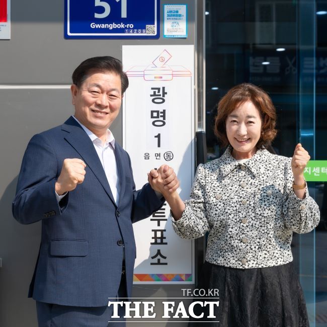 사전투표 하는 박승원 광명시장과 부인 /페이스북 갈무리