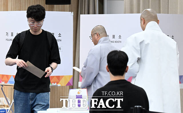 제21대 대통령선거 사전투표 첫날인 29일 오전 서울 종로구 가회동 주민센터에 마련된 사전투표소에서 스님들이 투표를 하고 있다.