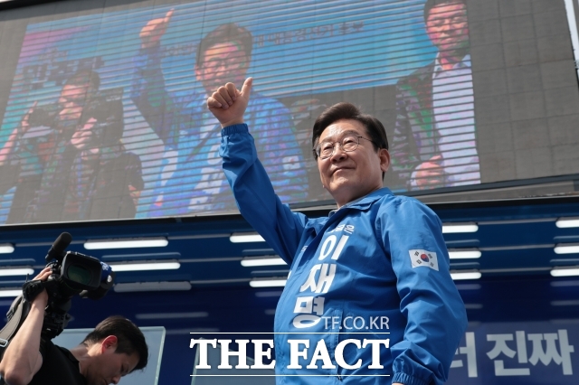 이재명 더불어민주당 대통령 후보는 이준석 개혁신당 후보와 김문수 국민의힘 후보 간의 막판 단일화 가능성을 재차 언급하며 이준석 후보에게 양두구육하려다 또 토사구팽 당하실 수 있다고 경고했다. /배정한 기자