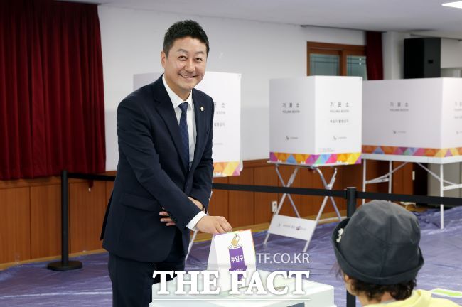 경기도의회 김진경 의장이 29일 수원 우만2동 행정복지센터 사전투표소에서 21대 대선 사전 투표를 하고 있다./경기도의회