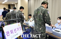  '군인·스님·수녀'의 소중한 한 표 [TF사진관]