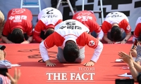  안산 시민 향해 큰절하는 김문수 후보 [포토]