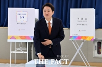  '여성 신체 발언' 파문 이준석, 지역구 동탄에서 사전투표 [TF사진관]