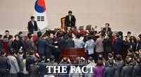  [2-1=1+1=2 ②] 적대적 정치 갈등에 멀어지는 국민통합