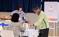  21대 대선 사전투표 시작, 9시 투표율 3.55%… 역대 가장 높은 수치 [TF사진관]