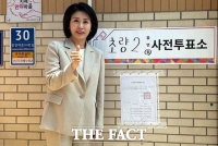  김혜경 사전투표 마치고 '엄지척' 인증샷 [TF사진관]
