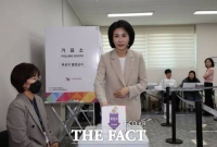  김혜경 여사, 부산서 '깜짝' 사전투표 [TF사진관]