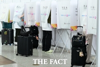  사전투표하는 공항 이용객들 [포토]