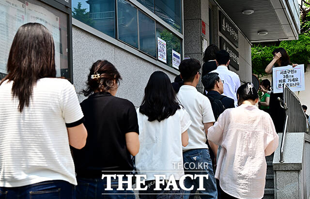 제21대 대통령선거 사전투표 둘째 날인 30일 오후 서울 서초구 서초1동 주민센터를 찾은 유권자들이 줄을 서서 투표 순서를 기다리고 있다. /배정한 기자