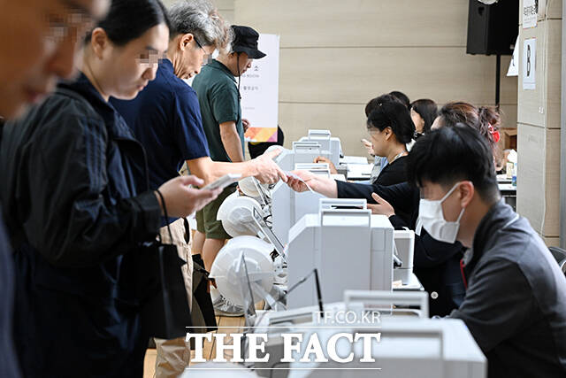 제21대 대통령선거 사전투표 둘째 날인 30일 오전 서울 서초구 반포1동 주민센터를 찾은 유권자들이 투표를 위해 신원 확인을 하고 있다. /서예원 기자