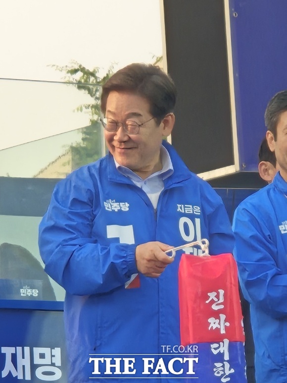 30일 오후 6시 30분 충북 충주시 시계탑광장. 이재명 더불어민주당 대선 후보의 유세는 훈훈한 분위기 속에 시작됐다. 그러나 친근한 미소와 달리 발언은 날이 서 있었다. /송호영 기자