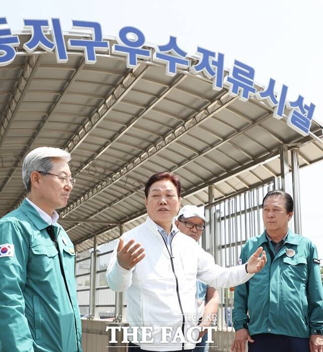 박완수 경남도지사가 의령군을 찾아 여름철 집중호우와 휴가철을 앞두고 도민 안전과 여가환경을 점검하고 있다./경남도