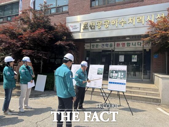 백영현 포천시장(왼쪽 3번째) 등 관계자들이 29일 포천 공공하수처리시설을 찾아 현장 점검을 진행하고 있다. /포천시