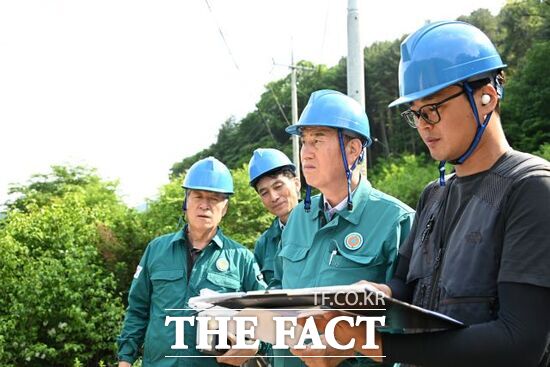 박형덕 경기 동두천시장(왼쪽 3번째)를 비롯한 관계자들이 지난 29일 다가오는 여름철에 대비해 진행 중인 공원 및 산림 분야 주요 공사 현장을 점검하고 있다./동두천시