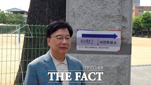 권선택 전 대전시장이 30일 사전투표 후 기념 촬영을 하고 있다./정예준 기자