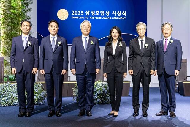 신석우 UC버클리 교수(왼쪽부터), 정종경 서울대 교수, 김승우 KAIST 명예교수, 글로리아 최 MIT 교수, 구본창 사진작가, 김동해 사단법인 비전케어 이사장 등 삼성호암상 수상자들이 기념 촬영을 하고 있다. /호암재단