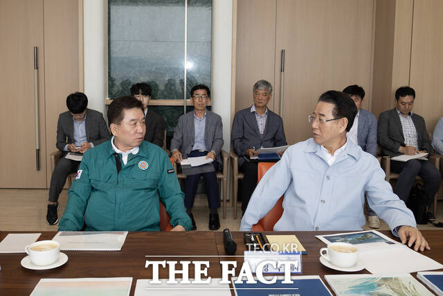 구충곤 광양경자청장(왼쪽)이 김영록 전라남도지사(오른쪽)와 여수 경도해양관광단지 사업 추진 상황을 논의하고 있다./광양경자청