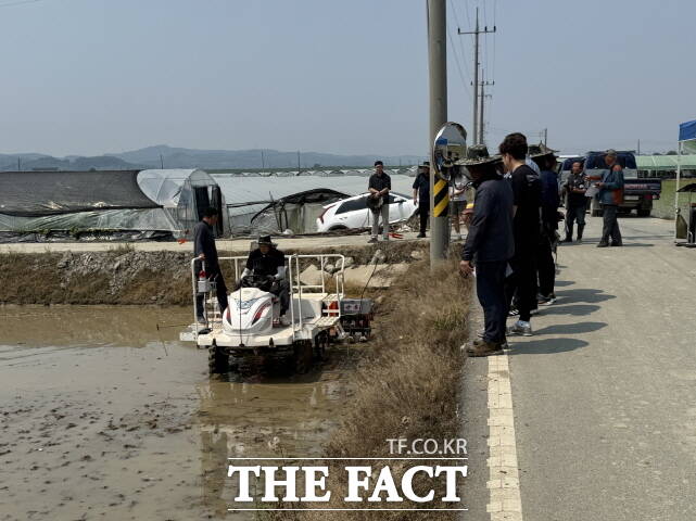 부여군이 29일 규암면 부여두리 시범 농가에서 벼 무논직파 연시회를 열고 있다. /부여군