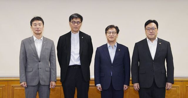 30일 오전 서울 중구 은행회관에서 (왼쪽부터) 이복현 금융감독원장, 이창용 한국은행 총재, 김범석 기획재정부 장관 직무대행 1차관, 김병환 금융위원장이 거시경제·금융현안 간담회 시작에 앞서 기념촬영을 하고 있다. /기획재정부