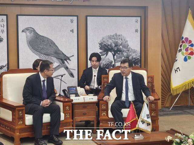 전형식 충남도부지사(오른쪽)가 30일 도청 외부접견실에서 자오빈 중국 허베이성 공상업연합회 부주석을 만나 교류 협력 확대를 위한 방안을 논의하고 있다. /충남도