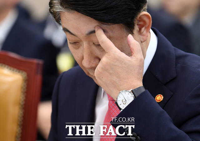 이동관 방송통신위원회 위원장이 2023년 10월 10일 오전 서울 여의도 국회에서 열린 과학기술정보방송통신위원회의 방송통신위원회에 대한 국정감사에 출석해 자료를 살피고 있다. /국회=이새롬 기