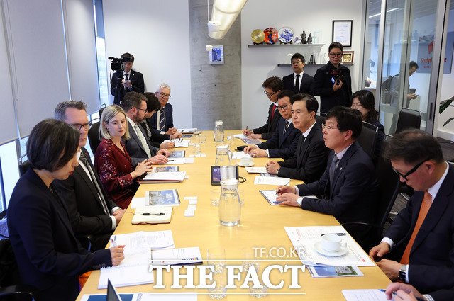 김태흠 충남도지사는 29일 남호주 스터디 애들레이드에서 열린 교육 분야 라운드테이블에 참석해 인적·물적 교류와 협력 강화 방안을 논의하고 있다. /충남도