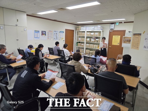 대전시가 야외근로자들을 대상으로 찾아가는 온열질환 예방 순회교육을 실시하고 있는 모습./대전시