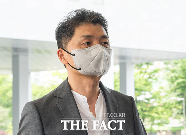 김범수 카카오 경영쇄신위원장이 30일 오전 서울 양천구 서울남부지방법원에서 열린 자본시장법 위반 혐의 공판에 출석하고 있다. /박헌우 기자