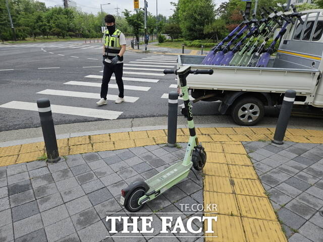 천안시 직원이 무단 방치된 개인형 이동장치를 견인하고 있다./천안시
