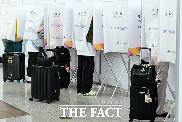 제21대 대통령선거 사전투표 첫 날인 29일 오후 인천국제공항 제1터미널에 마련된 사전투표소에서 유권자들이 기표하고 있다. /남윤호 기자