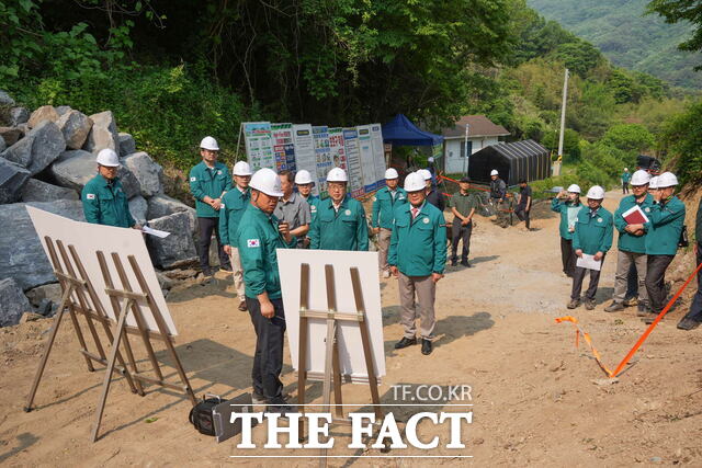 김기웅 서천군수가 지난해 집중호우 피해 복구 현장을 찾아 상황을 점검하고 독려하고 있다. /서천군